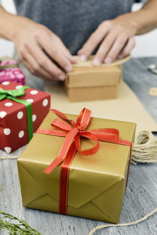 Jeune Homme Enveloppant Des Cadeaux Image stock - Image du pères,  décoratif: 105788761