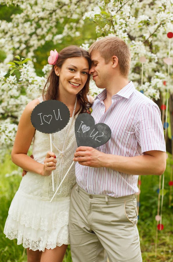 Jeune homme et femme heureux dehors photo stock Jeune homme et femme heureux dehors photo stock