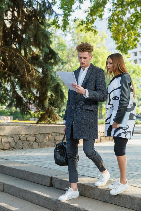 Jeune homme et fille regardant dehors des documents photos libres de droits Jeune homme et fille regardant dehors des documents photos libres de droits