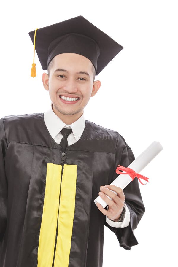 Jeune homme gai d'étudiant gradué tenant le diplôme photos libres de droits Jeune homme gai d'étudiant gradué tenant le diplôme photos libres de droits