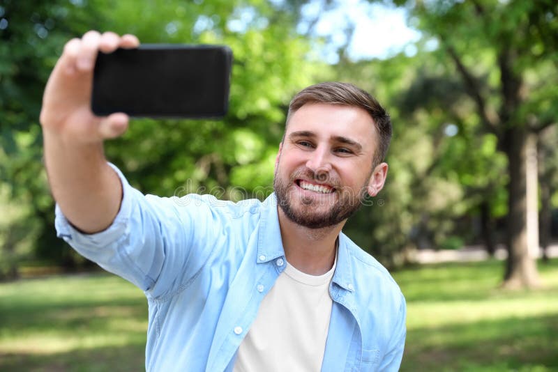 Jeune homme heureux prenant le selfie image stock Jeune homme heureux prenant le selfie image stock