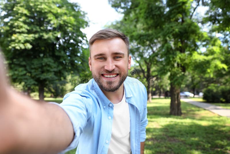 Jeune homme heureux prenant le selfie image stock Jeune homme heureux prenant le selfie image stock