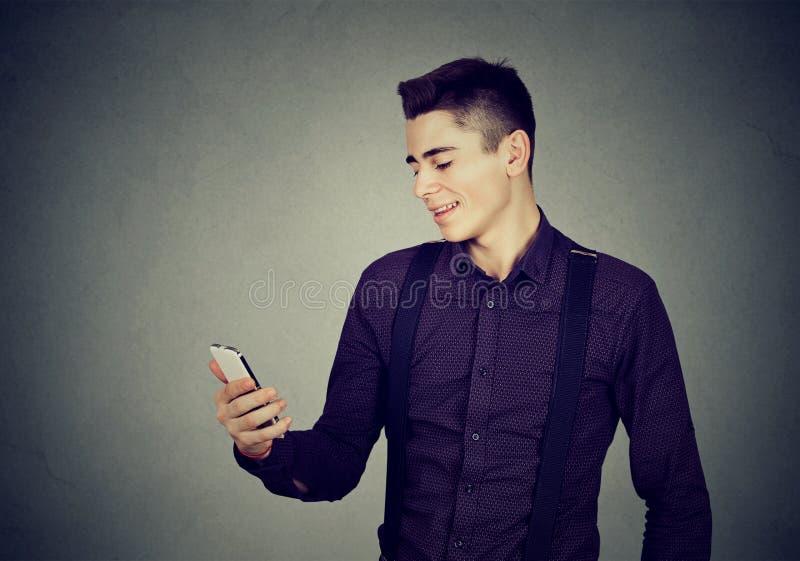 Jeune homme heureux à l'aide d'un téléphone portable photo stock Jeune homme heureux à l'aide d'un téléphone portable photo stock