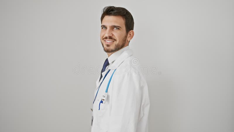 Jeune homme hispanique confiant avec un sourire naturel arborant un stéthoscope dans un profil décontracté pose. une vue latérale banque de vidéos