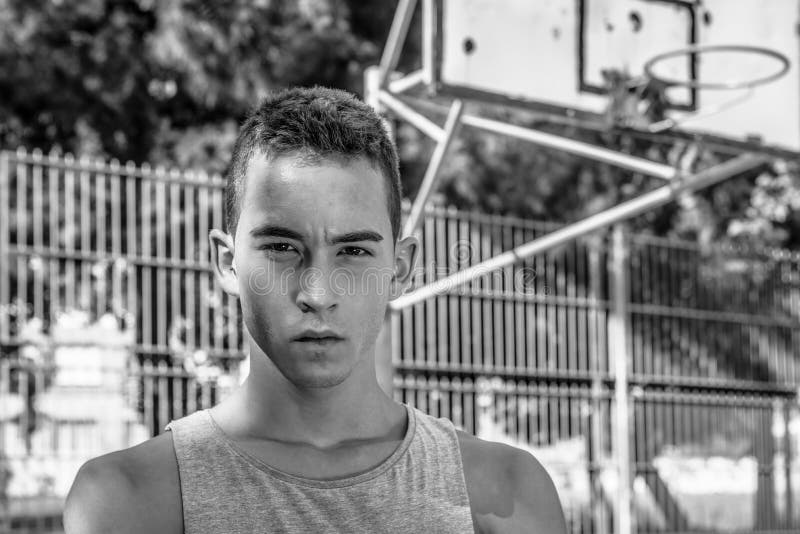 Jeune homme jouant le basket-ball image stock Jeune homme jouant le basket-ball image stock