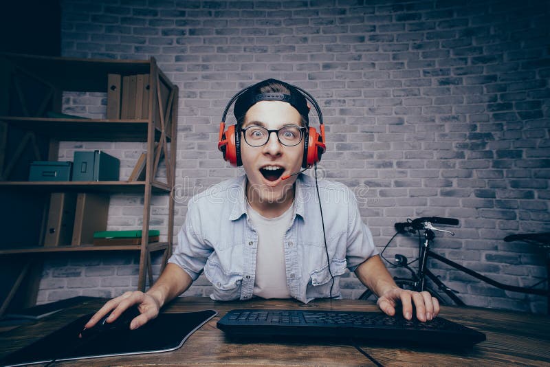 Jeune homme jouant le jeu à la maison et coulant le playthrough ou la promenade image stock Jeune homme jouant le jeu à la maison et coulant le playthrough ou la promenade image stock