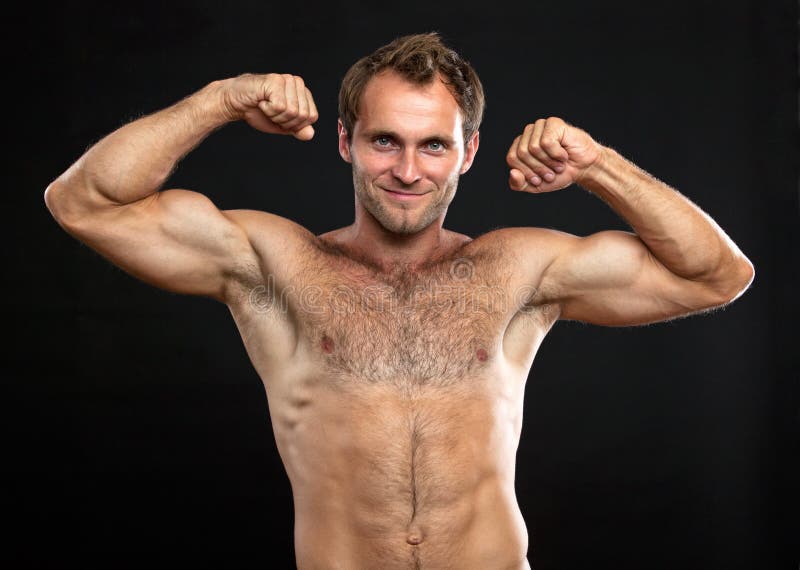 Jeune homme musculaire fléchissant son bice photo libre de droits Jeune homme musculaire fléchissant son bice photo libre de droits