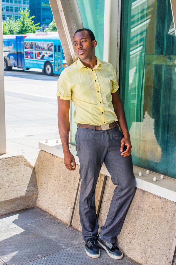 Jeune Homme Noir Debout Devant La Porte De Bureau à New York Lire Livre  Rouge Photo stock - Image du mode, durée: 231794108
