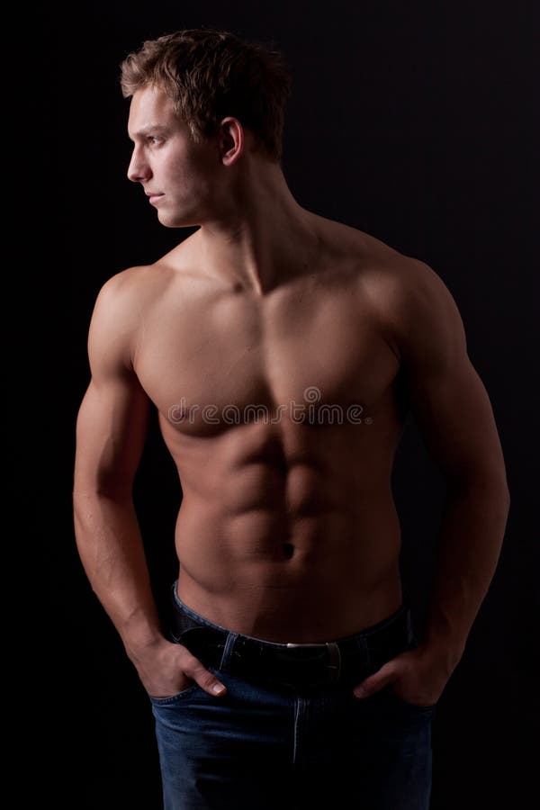 Jeune Homme Nu Sexy De Muscle Posant Dans Des Jeans Photo Stock Image