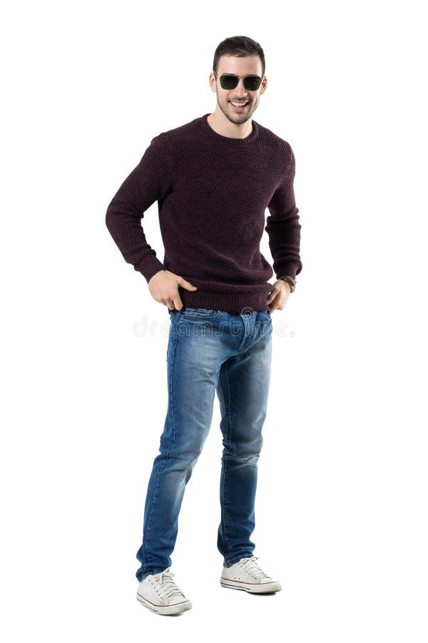 Jeune homme occasionnel frais décontracté joyeux avec rire de lunettes de soleil images libres de droits Jeune homme occasionnel frais décontracté joyeux avec rire de lunettes de soleil images libres de droits