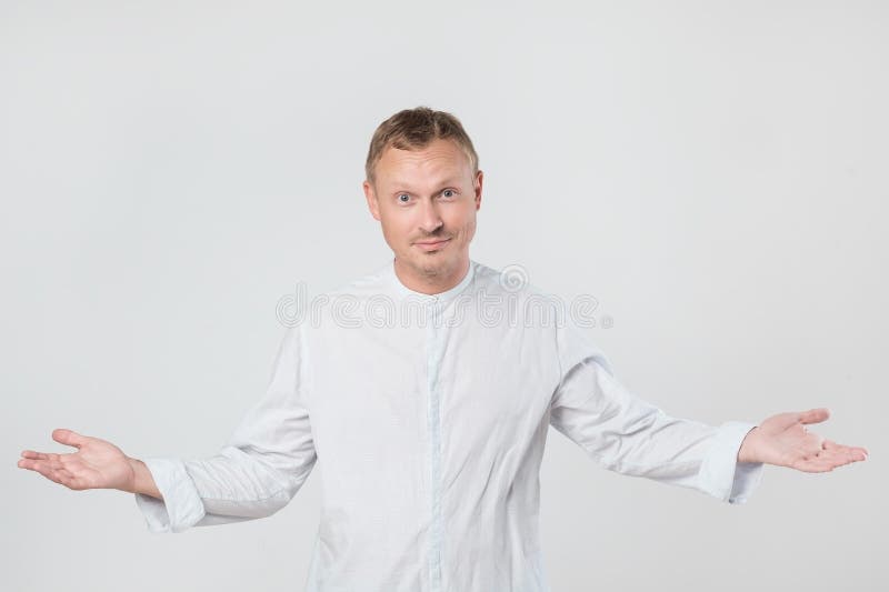 Jeune homme occasionnel te souhaitant la bienvenue avec ses bras ouverts photographie stock Jeune homme occasionnel te souhaitant la bienvenue avec ses bras ouverts photographie stock