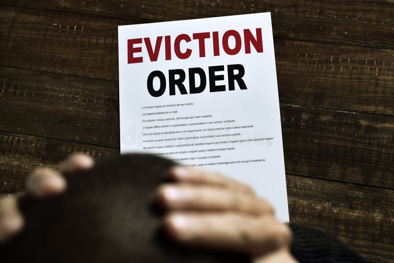 Jeune homme qui a reçu une commande d'expulsion image libre de droits Jeune homme qui a reçu une commande d'expulsion image libre de droits