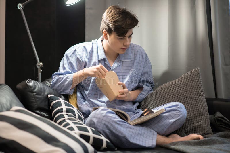 Jeune homme refroidissant à la maison photo libre de droits Jeune homme refroidissant à la maison photo libre de droits