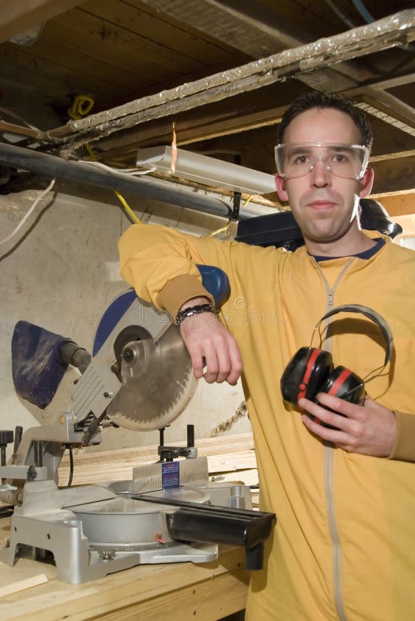 Jeune Homme Achetant Un Outil De Bricolage Dans Le Magasin De Matériel  Photo stock - Image du option, aide: 137252688