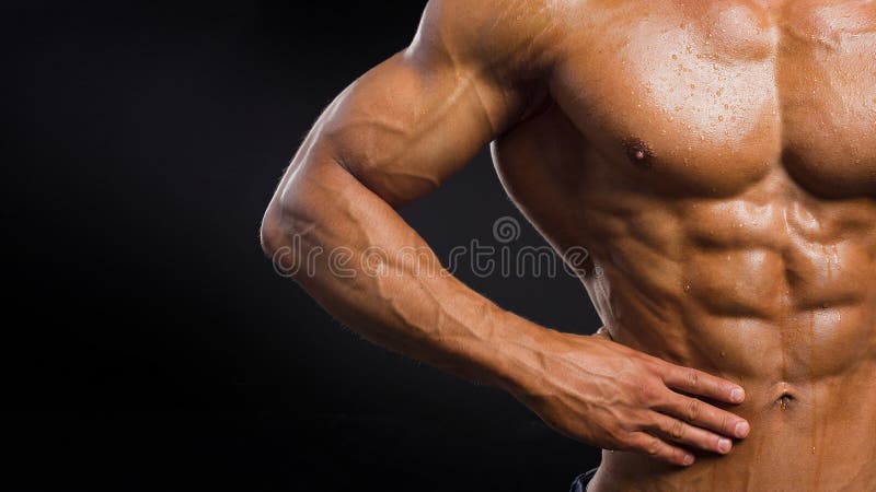 Jeune homme sexy sportif musculaire posant dans le studio sans chemise image libre de droits Jeune homme sexy sportif musculaire posant dans le studio sans chemise image libre de droits