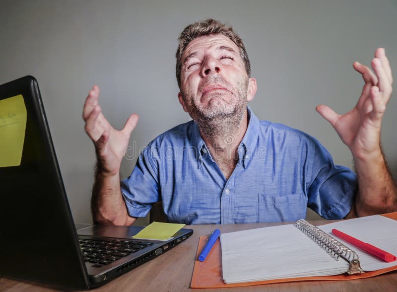 Jeune homme soumis à une contrainte et accablé fol travaillant pleurer malpropre désespéré avec sentiment d'ordinateur portable é photo stock Jeune homme soumis à une contrainte et accablé fol travaillant pleurer malpropre désespéré avec sentiment d'ordinateur portable é photo stock