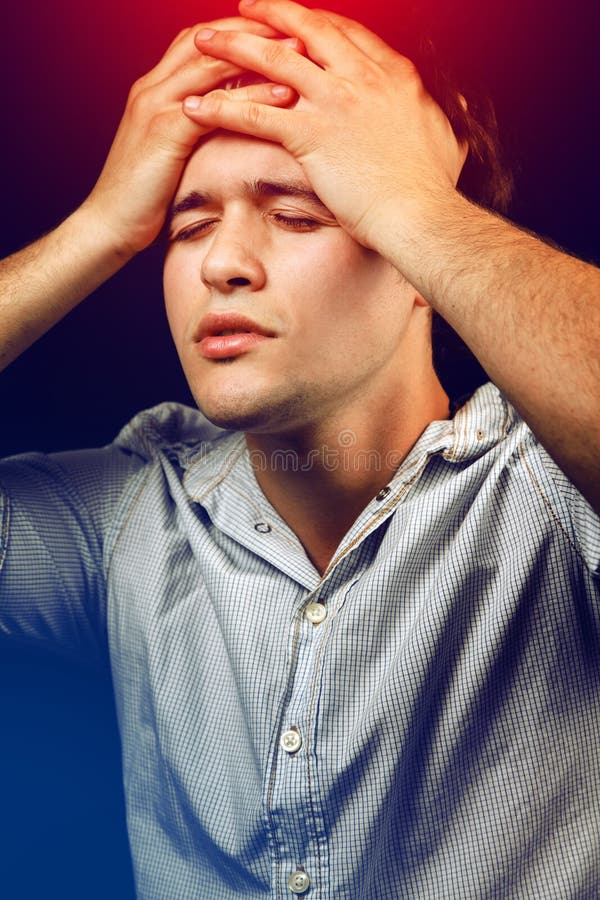 Jeune homme soumis à une contrainte souffrant du mal de tête ou de la gueule de bois photo libre de droits Jeune homme soumis à une contrainte souffrant du mal de tête ou de la gueule de bois photo libre de droits