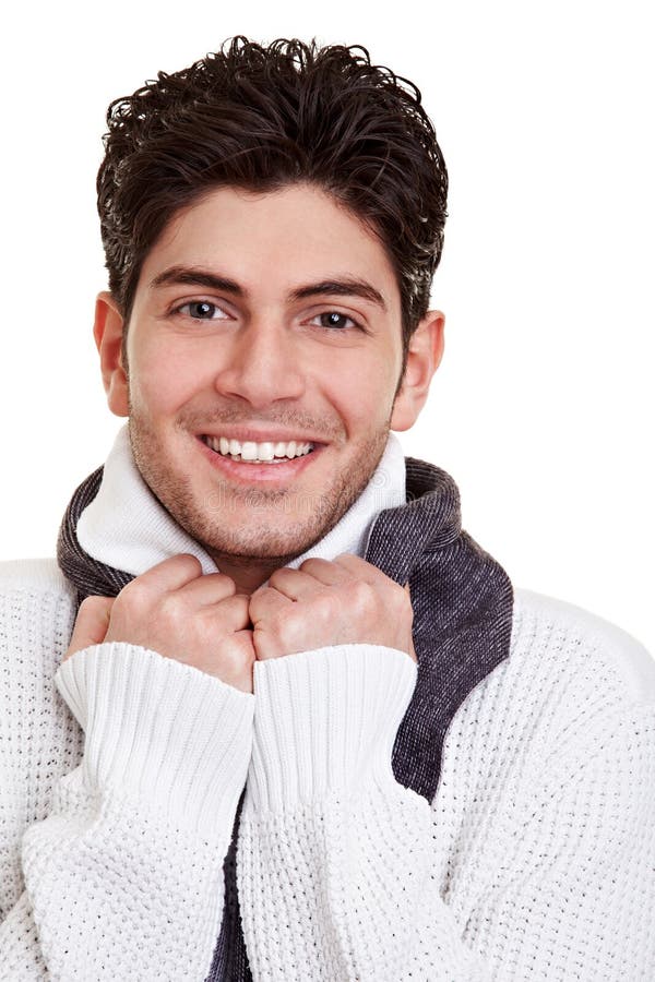 Jeune homme souriant en hiver photo stock Jeune homme souriant en hiver photo stock