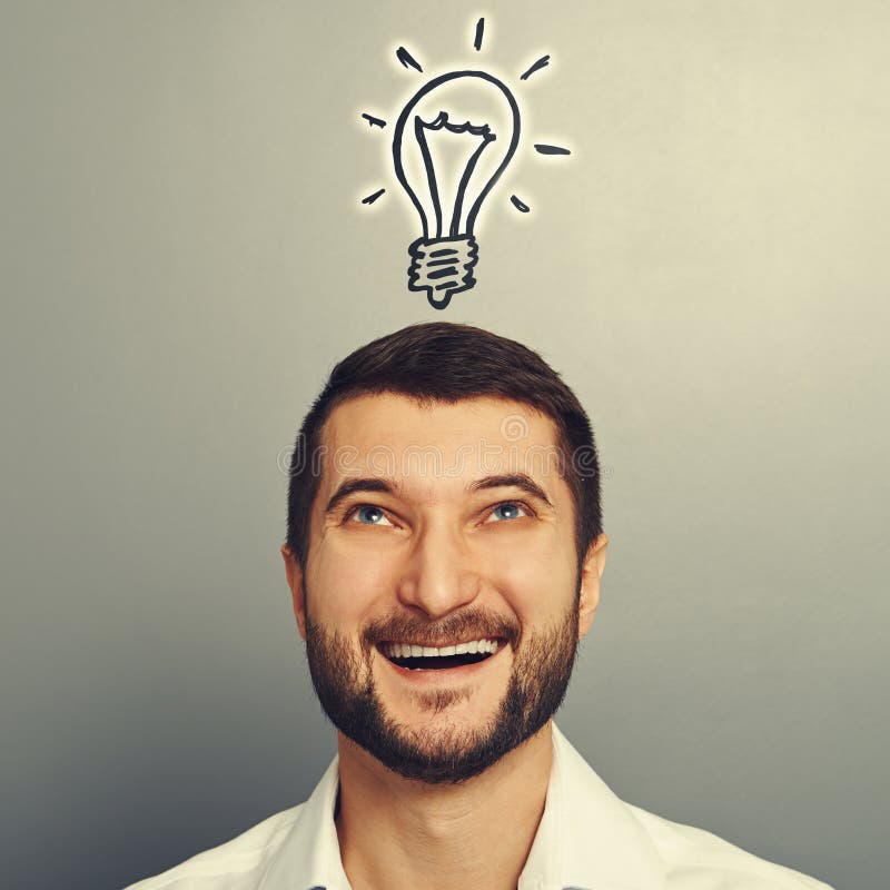 Jeune homme souriant recherchant photo stock