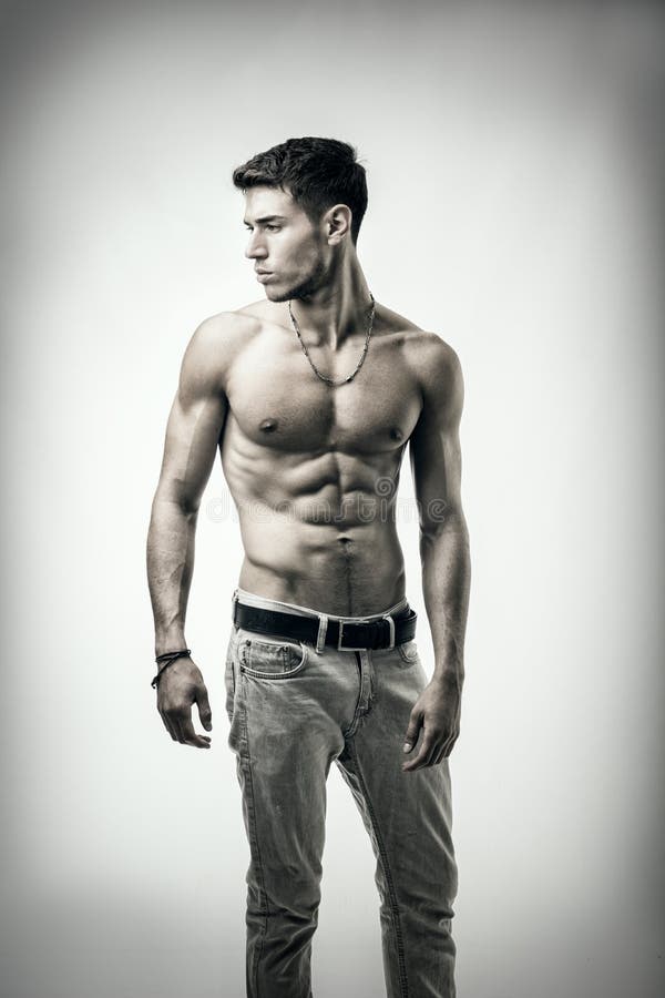 Jeune homme sportif sans chemise beau sur le blanc images libres de droits Jeune homme sportif sans chemise beau sur le blanc images libres de droits