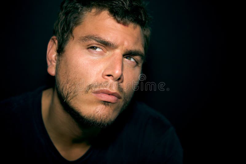 Jeune homme sérieux attirant photos stock