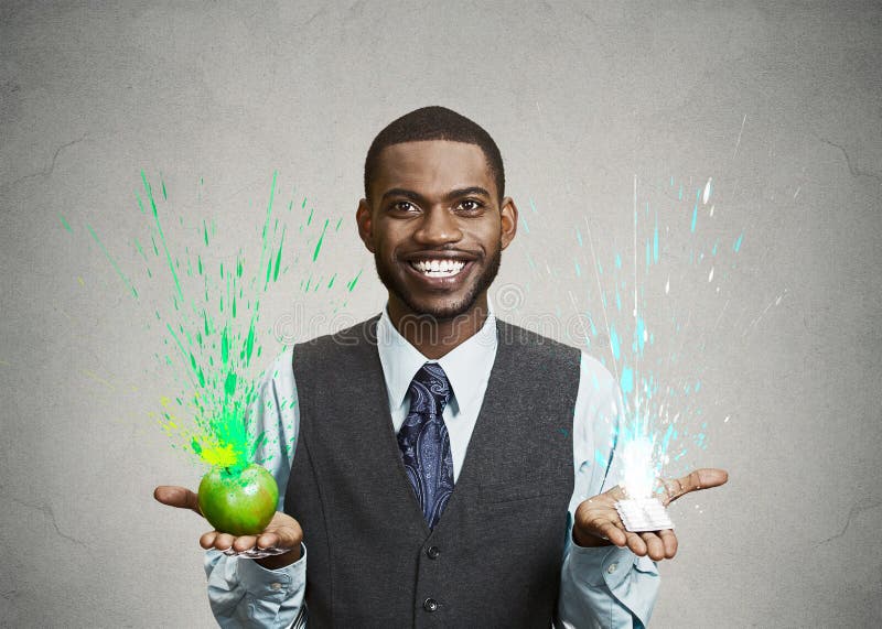 Jeune homme tenant la pomme verte et le chewing-gum dans des mains photo libre de droits Jeune homme tenant la pomme verte et le chewing-gum dans des mains photo libre de droits