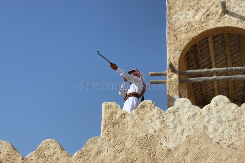 jeune homme tenant son fusil tout en se tenant sur le haut mur photo stock jeune homme tenant son fusil tout en se tenant sur le haut mur photo stock
