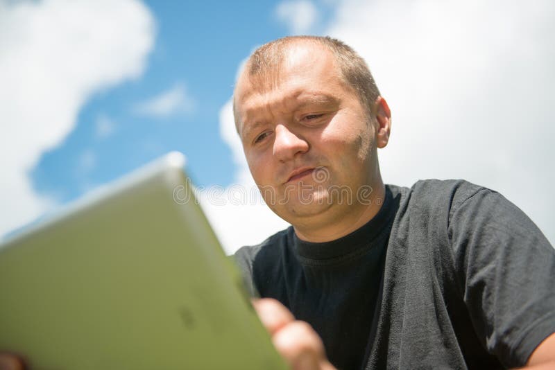 Jeune homme travaillant avec l'ipad image stock Jeune homme travaillant avec l'ipad image stock