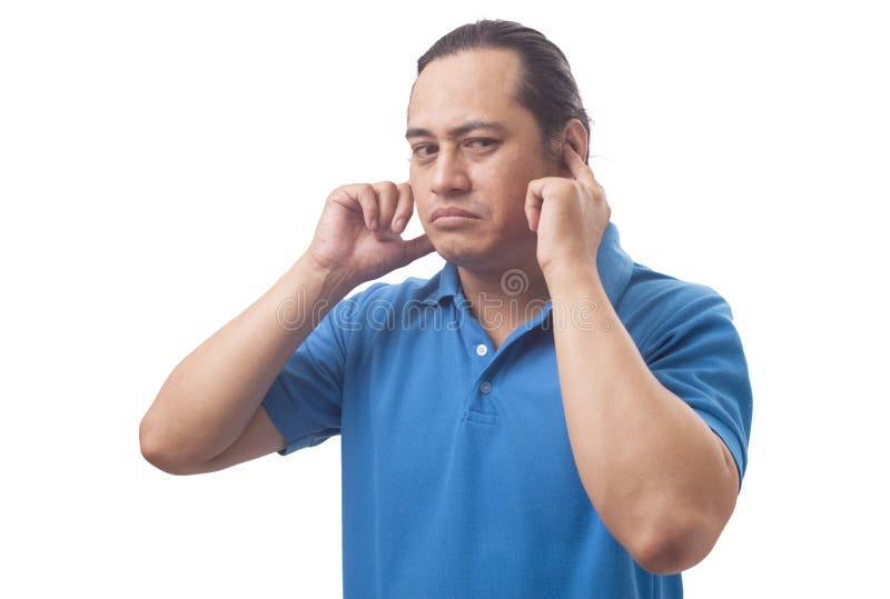 Jeune homme ?troitement que ses oreilles ne veulent pas entendre quelque chose mauvaise photos stock Jeune homme ?troitement que ses oreilles ne veulent pas entendre quelque chose mauvaise photos stock