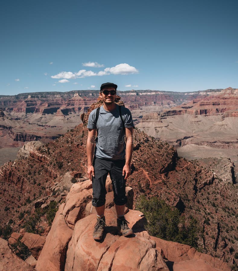 Jeune Homme Trousist Devant Le Grand Canyon. Randonneur Avec Sac a Dos Profiter Vue Usa. Voyage Et Sortie Photo stock Image du gorge aventure 275949124