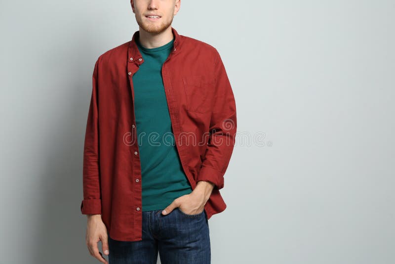 Jeune homme utilisant le T-shirt vide, plan rapproché Maquette pour la conception photo libre de droits Jeune homme utilisant le T-shirt vide, plan rapproché Maquette pour la conception photo libre de droits