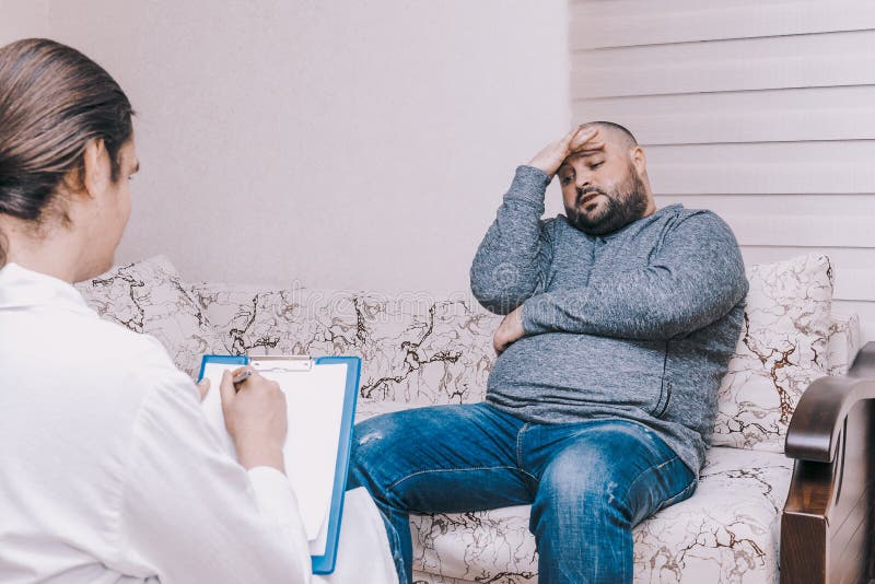 Jeune homme à la visite de psychothérapeute, parlant de ses problèmes avec des émotions, concept de santé mentale images stock Jeune homme à la visite de psychothérapeute, parlant de ses problèmes avec des émotions, concept de santé mentale images stock