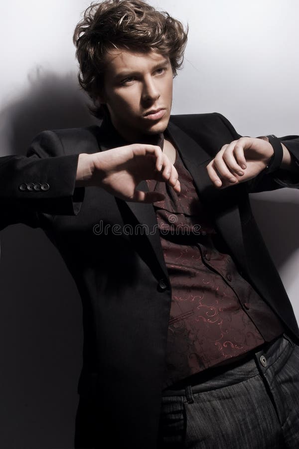 jeune homme élégant photographie stock libre de droits jeune homme élégant photographie stock libre de droits