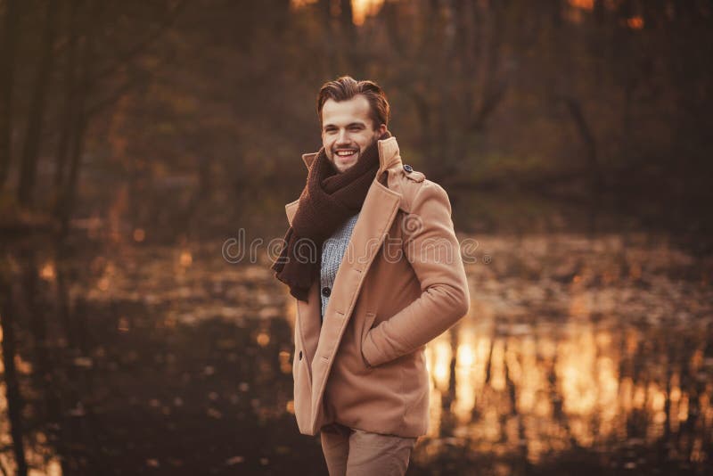Jeune homme élégant avec la barbe photos libres de droits Jeune homme élégant avec la barbe photos libres de droits