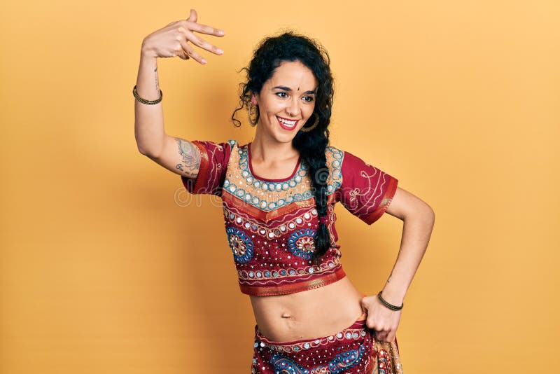 Jeune Femme Indienne Portant Un Costume Traditionnel De Danseuse Du Ventre  Dansant La Danse Orientale Exotique Avec Le Corps Et Les Mains