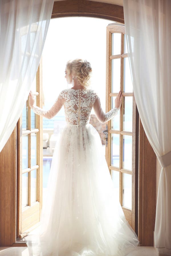 Download Jeune Jeune Mariée Dans La Robe De Mariage Magnifique Avec Le Regard Volumineux De Jupe Image stock - Image du élégance, mignon: 76085249