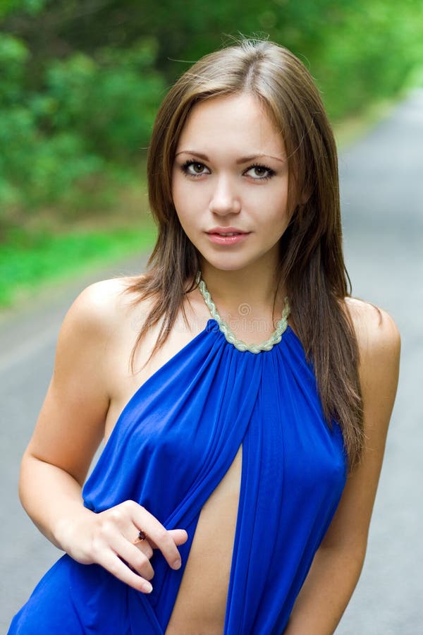 Jeunes femmes attirantes image stock. Image du mode, caucasien 12579839