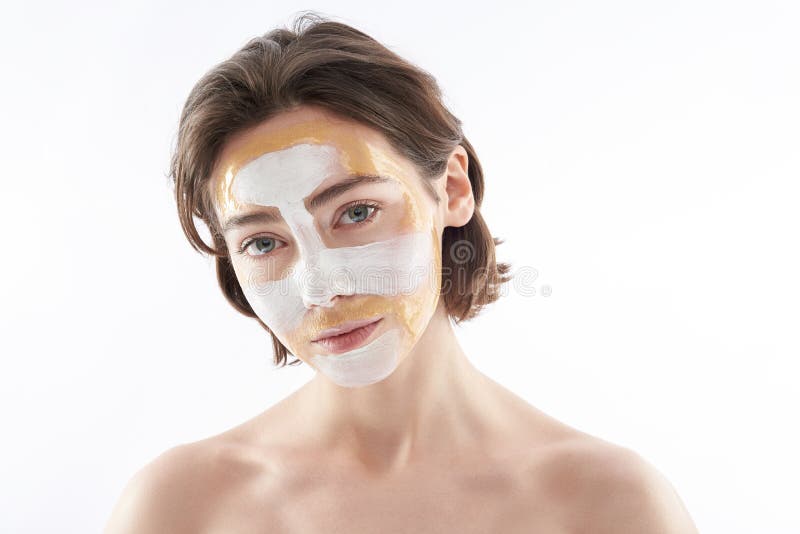 Jeune jolie femme de brune avec le masque protecteur images libres de droits Jeune jolie femme de brune avec le masque protecteur images libres de droits