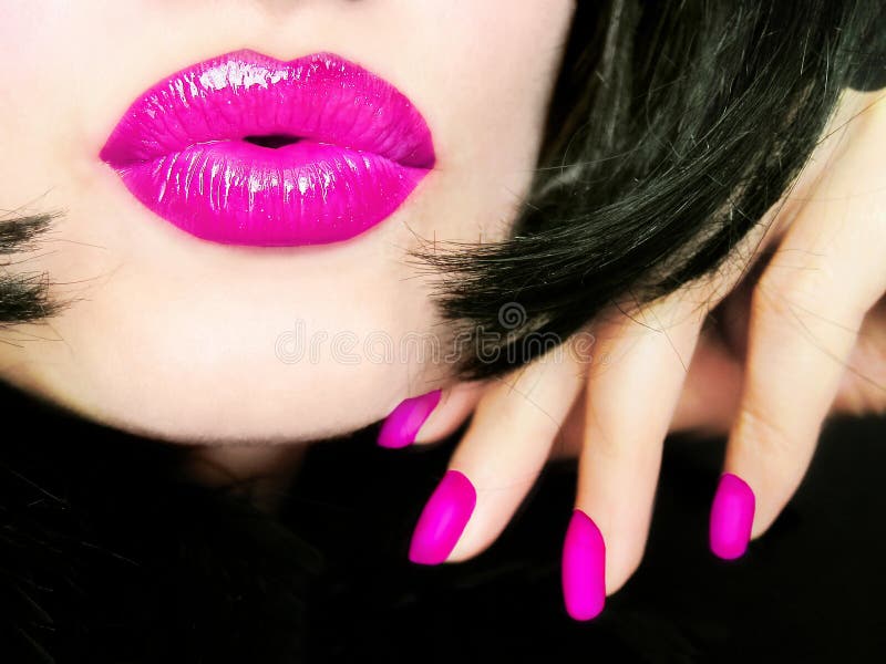 Jeune jolie femme sexy avec le maquillage rose de lèvres envoyant un baiser photo stock Jeune jolie femme sexy avec le maquillage rose de lèvres envoyant un baiser photo stock