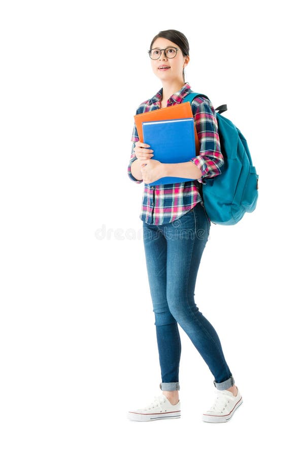 Jeune jolie fille d'étudiant regardant l'écran vide photo stock