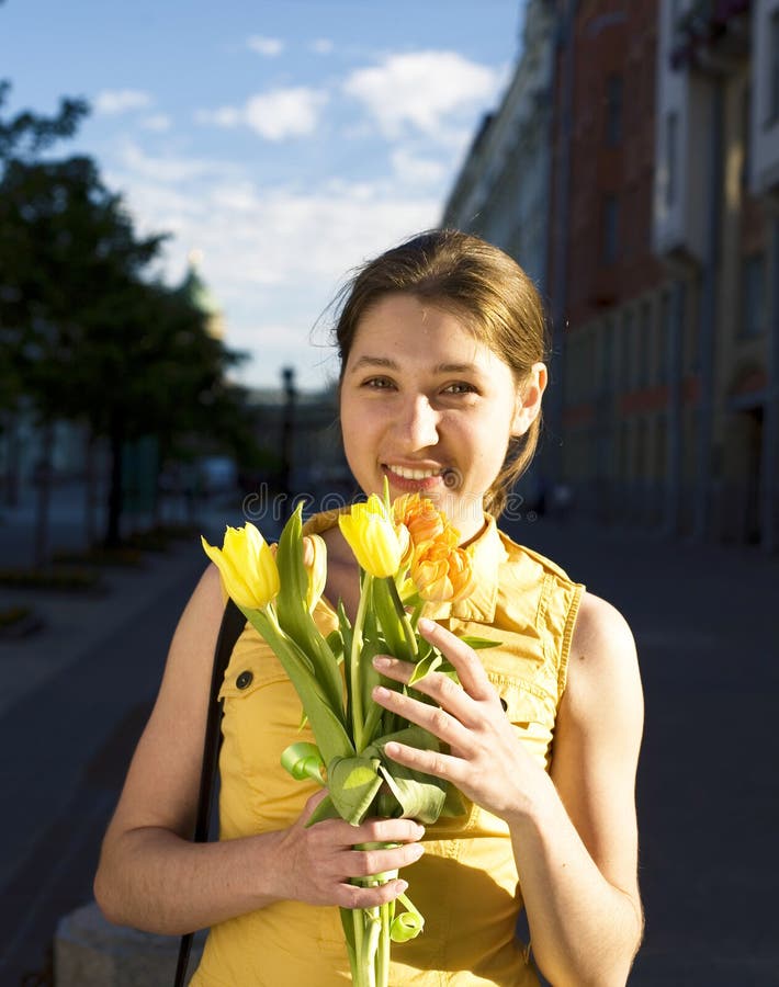 Jeune jolie fille dans la ville extérieure avec des fleurs, concept de personnes de mode de vie images libres de droits Jeune jolie fille dans la ville extérieure avec des fleurs, concept de personnes de mode de vie images libres de droits