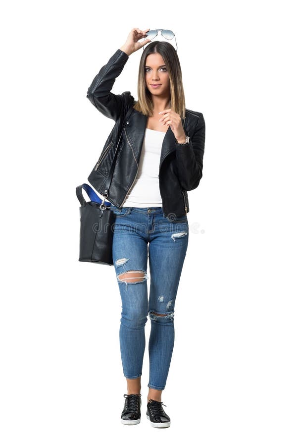 Jeune jolie fille à la mode mettant des lunettes de soleil sur sa tête regardant l'appareil-photo photos libres de droits Jeune jolie fille à la mode mettant des lunettes de soleil sur sa tête regardant l'appareil-photo photos libres de droits