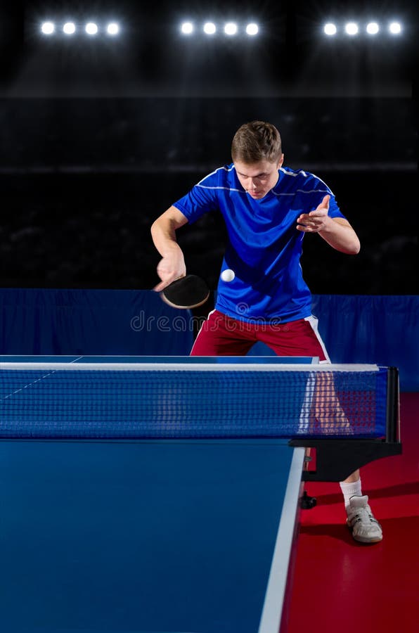 Jeune joueur  de ping  pong  image stock Image du regarder 