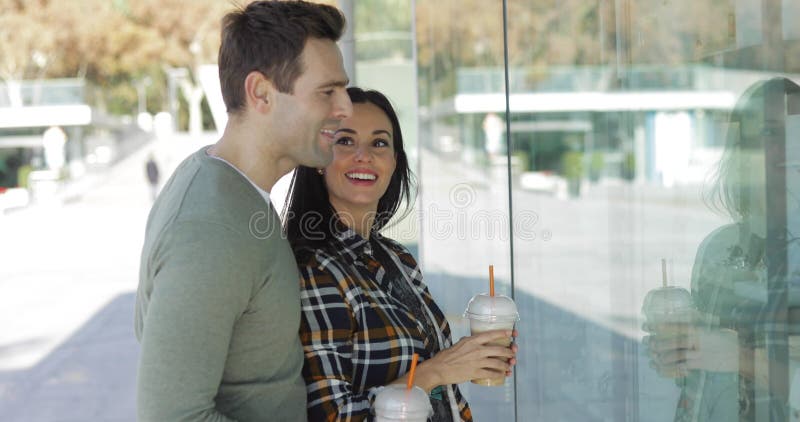 Jeune lèche-vitrines de couples en ville banque de vidéos