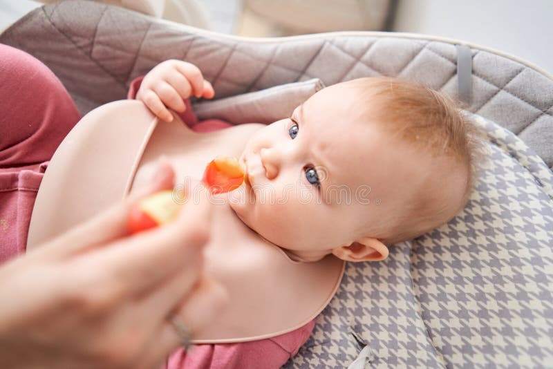 Jeune Mere Nourrissant Sa Petite Fille Avec De La Puree De Fruits Le Bebe Est Age De 7 Mois Couche Dans Une Chaise Haute Speciale Image Stock Image Du Nourriture Alimenter Jeune Mere Nourrissant Sa Petite Fille Avec De La Puree De Fruits Le Bebe Est Age De 7 Mois Couche Dans Une Chaise Haute Speciale Image Stock Image Du Nourriture Alimenter