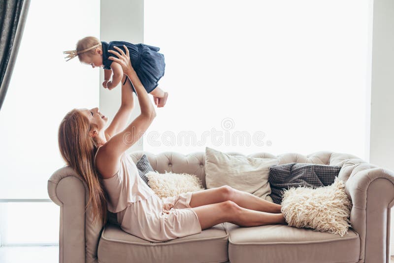 Jeune Maman Avec Son Bébé De 8 Mois Photo stock - Image du intérieur,  famille: 124253914