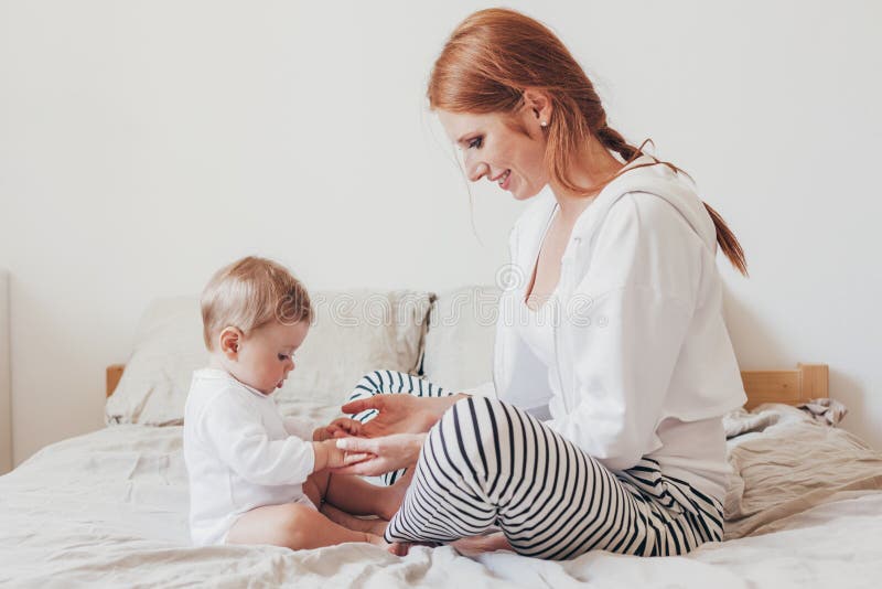 Jeune Maman Avec Son Bébé De 8 Mois Photo stock - Image du intérieur,  famille: 124253914