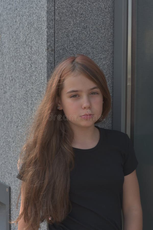 Jeune mannequin de brunette en forme d'adolescent européen posant images stock Jeune mannequin de brunette en forme d'adolescent européen posant images stock