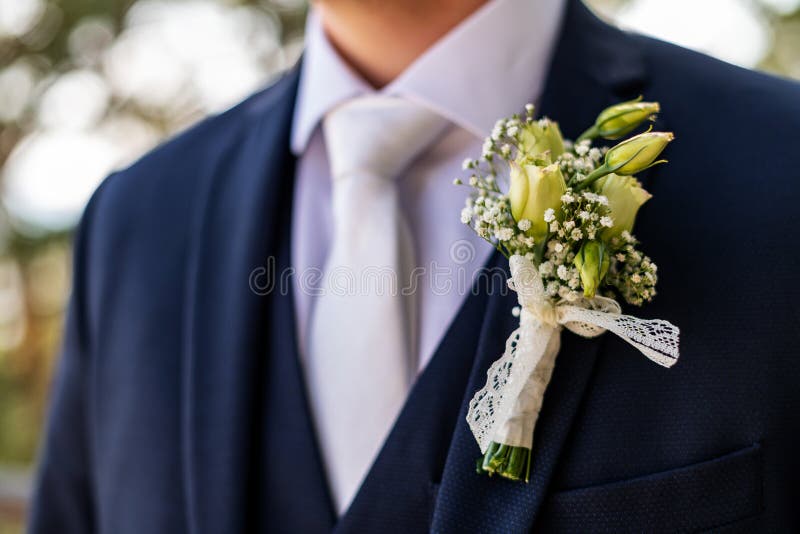 Jeune Marie Meconnaissable En Costume Bleu Fonce Elegant Avec De Belles Roses Blanches Boutonniere Photo De Detail De La Mode De Image Stock Image Du Confiant Homme