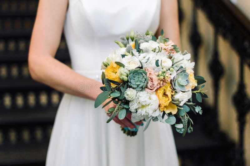 Jeune mari?e tenant le bouquet de mariage, avec les fleurs succulentes, plan rapproch? photo libre de droits Jeune mari?e tenant le bouquet de mariage, avec les fleurs succulentes, plan rapproch? photo libre de droits